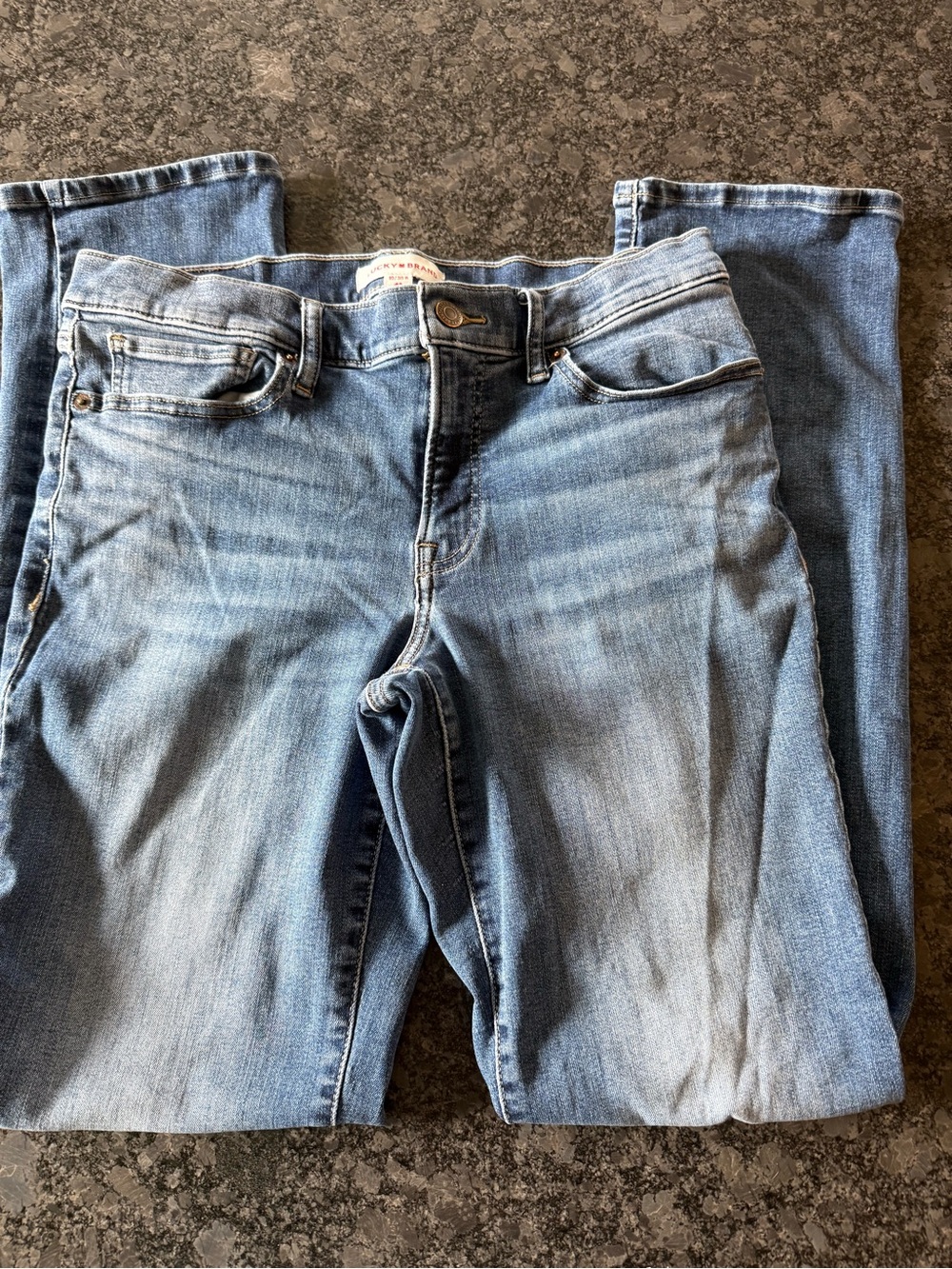 Lucky Brand Womenโs Straight Leg Jeans in Light Blue Wash